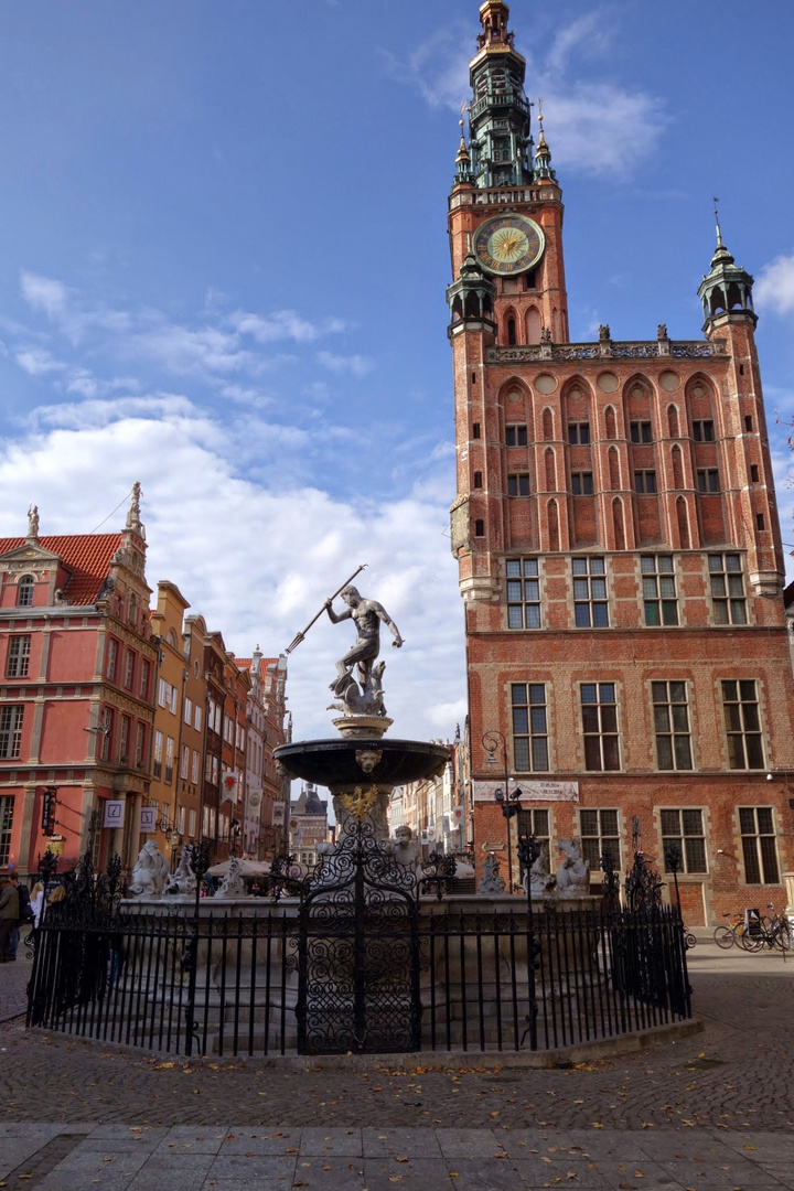 Langer Markt in Gdansk mit Rathaus und Neptunbrunnen