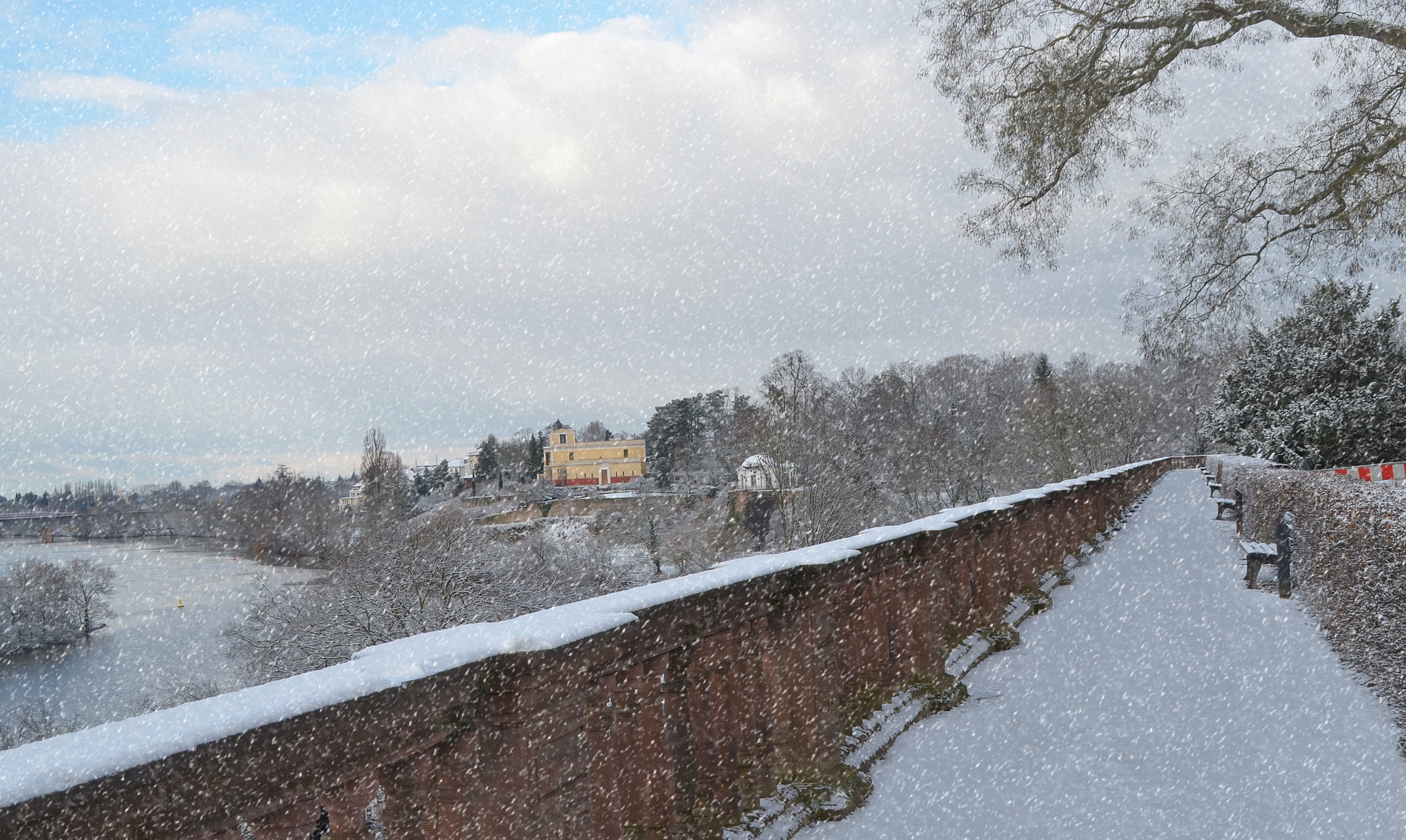 langer Schlossgang mit Schnee
