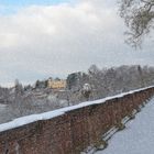 langer Schlossgang mit Schnee