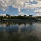 Langes Schiff auf dem Main vor dem Deutschherrnufer in Frankfurt