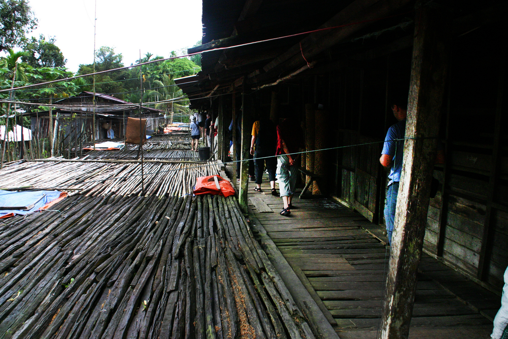 Langhaus der Ibans (Kopfjäger von Borneo)