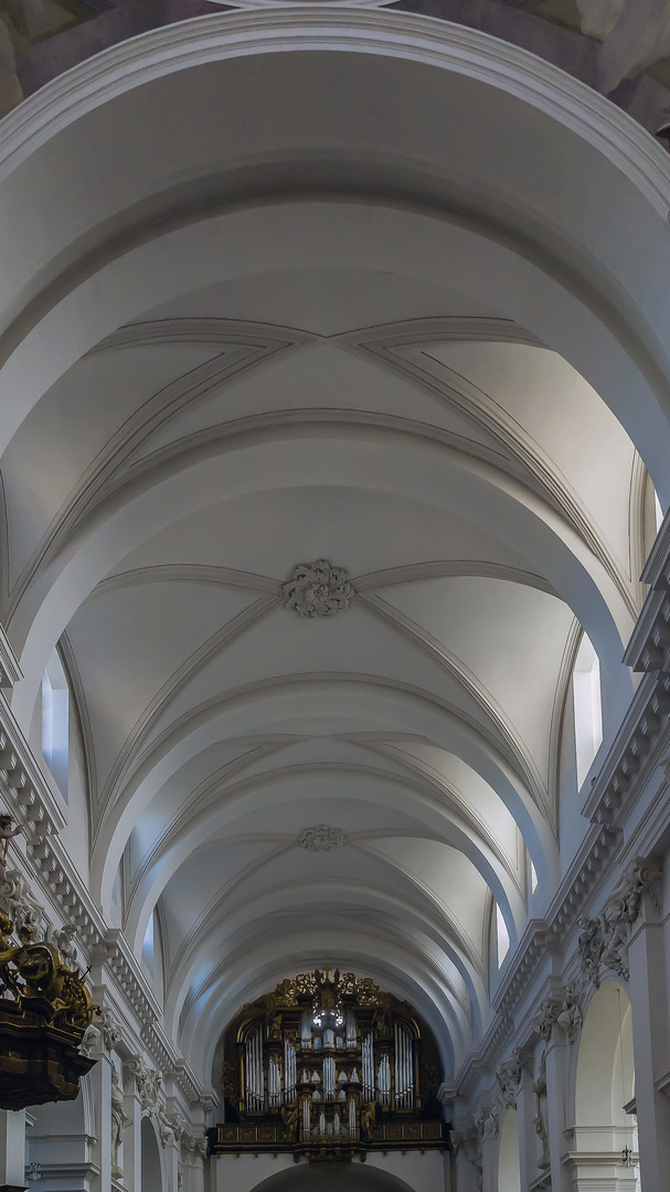 Langhaus mit Orgel im Dom zu Fulda