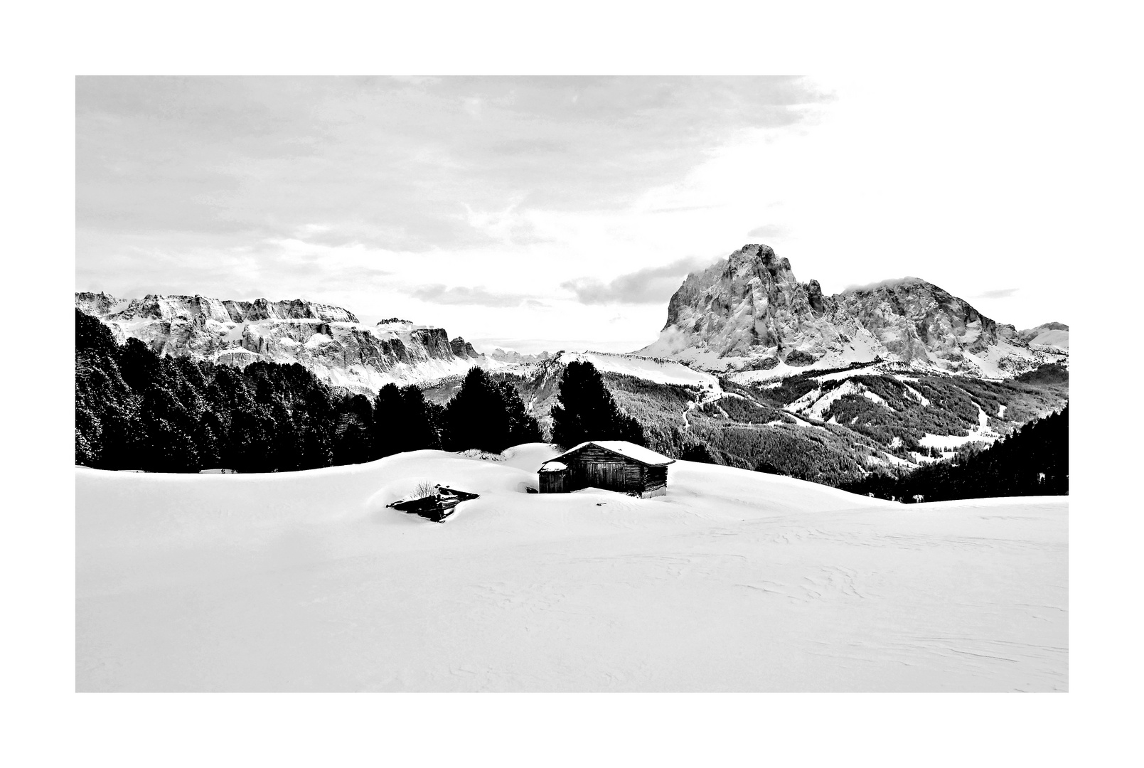 Langkofel links, die Sella rechts, und in der Mitte - vorne eine Almholzhütte