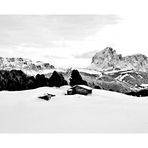 Langkofel links, die Sella rechts, und in der Mitte - vorne eine Almholzhütte