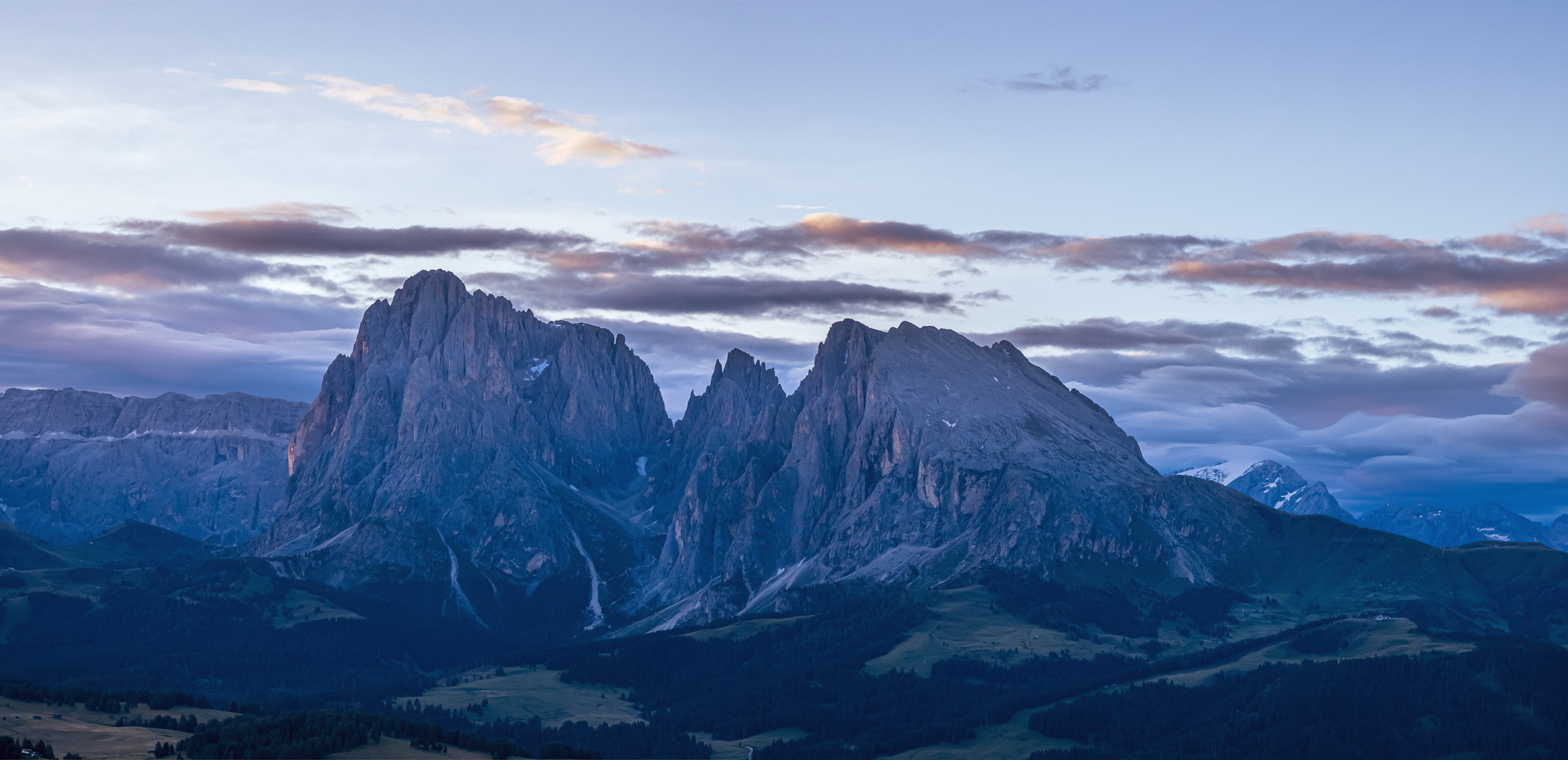 Langkofel und Plattkofel vor Sonnenaufgang