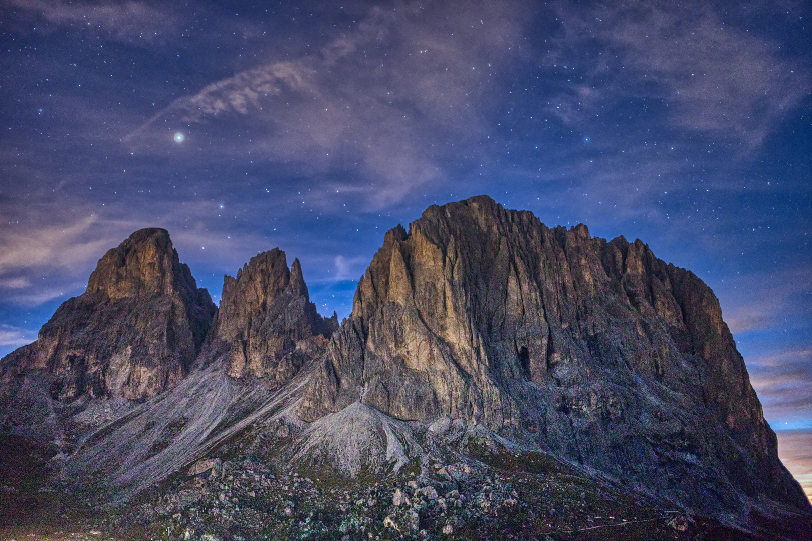 Langkofelgruppe in der Nacht mit dem Sternenhimmel.