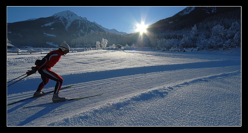 Langlaufen in der noch kalten Morgensonne