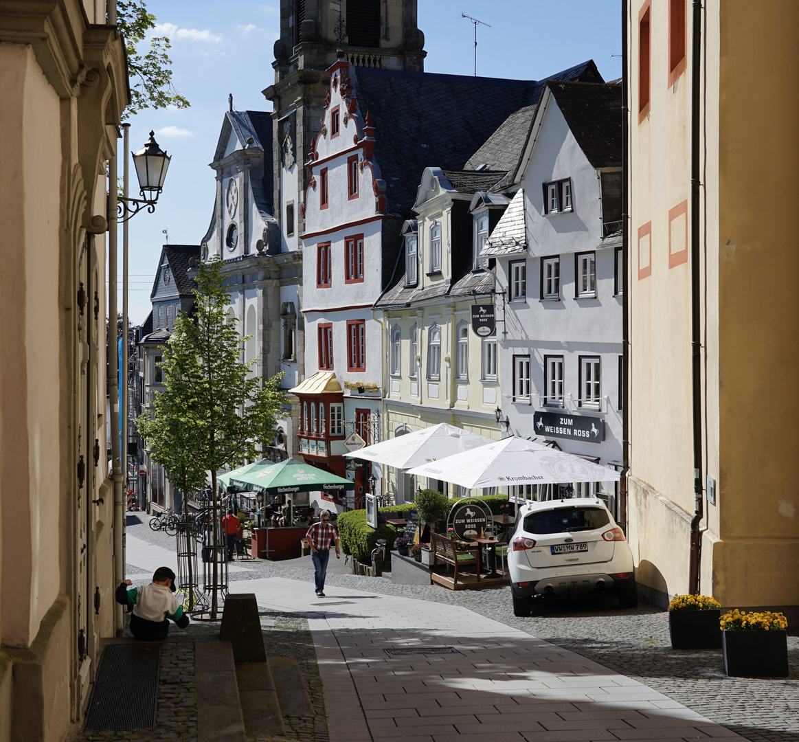 Langsam beleben sich Straßen und Plätze