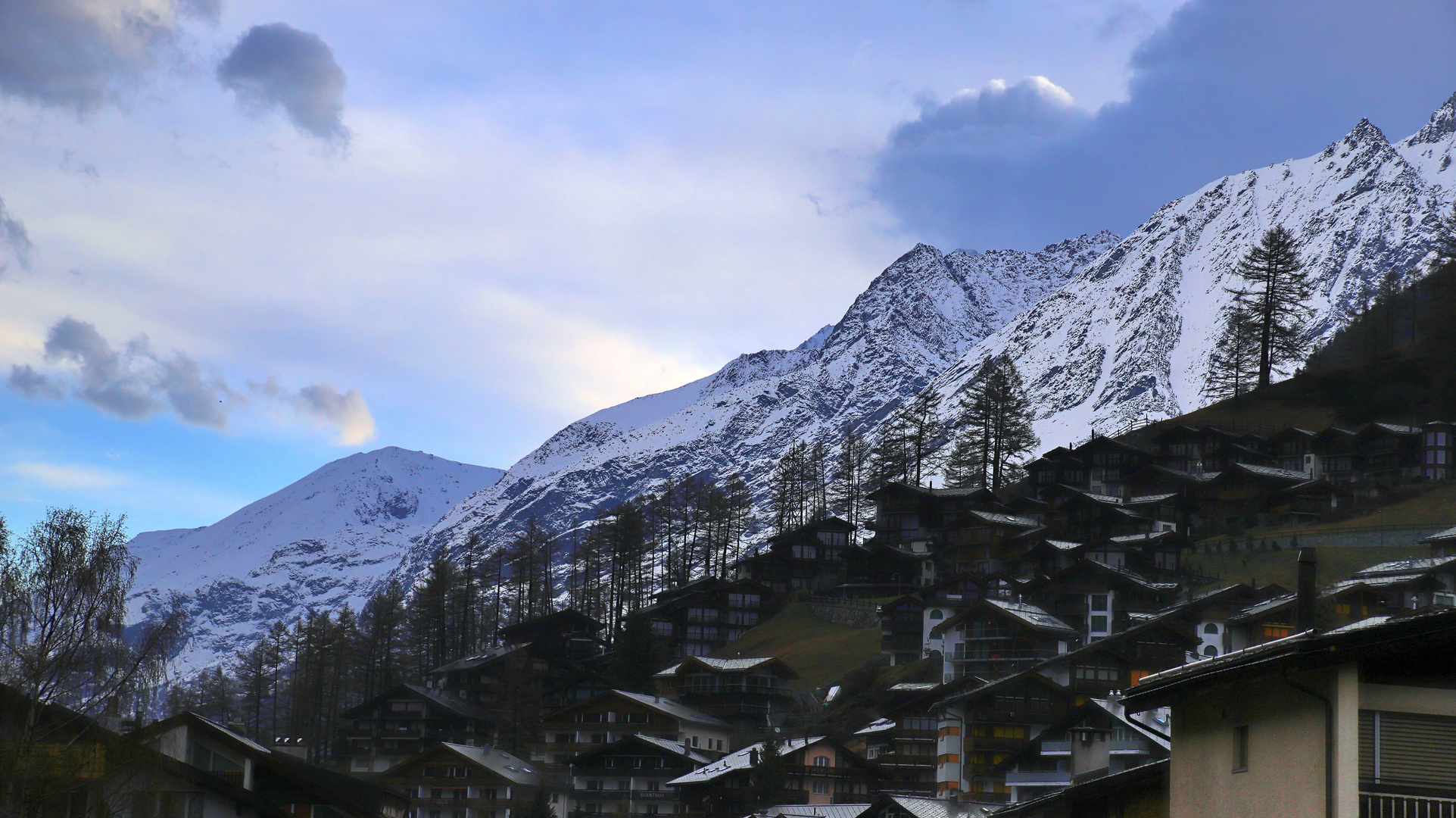 Langsam geben die Wolken den Blick auf die Berge frei