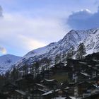 Langsam geben die Wolken den Blick auf die Berge frei