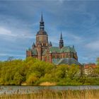 Langsam kommt wieder Farbe in die Natur - Blick über den Frankenteich auf die St.Marienkirche... 