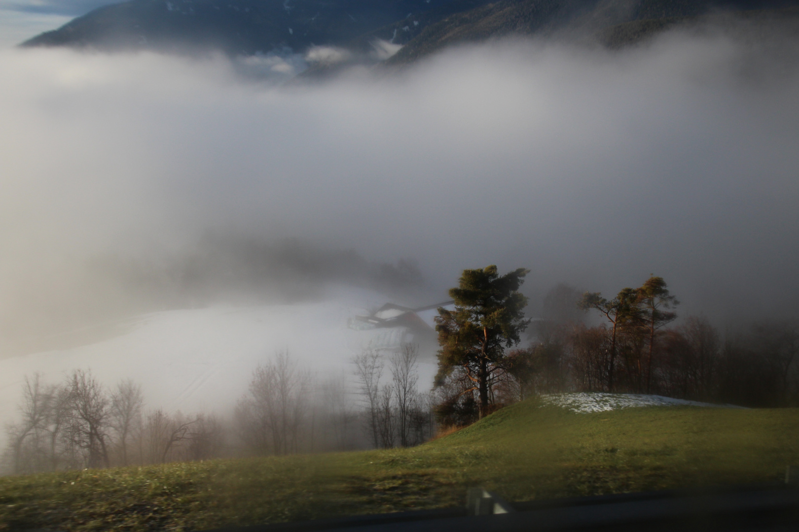 Langsam löst sich der Morgennebel auf