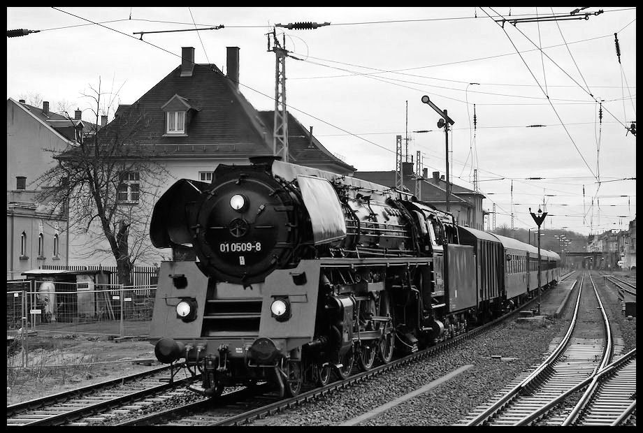 Langsam rollt die 01 0509-8 mit wummernden Ölbrennern durch Meerane....