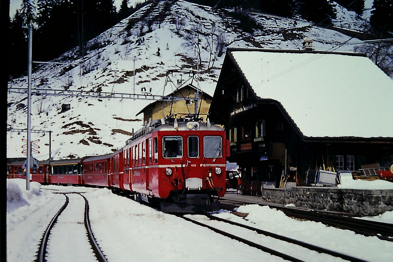 Langwies Bahnhof mit Zug nach Arosa