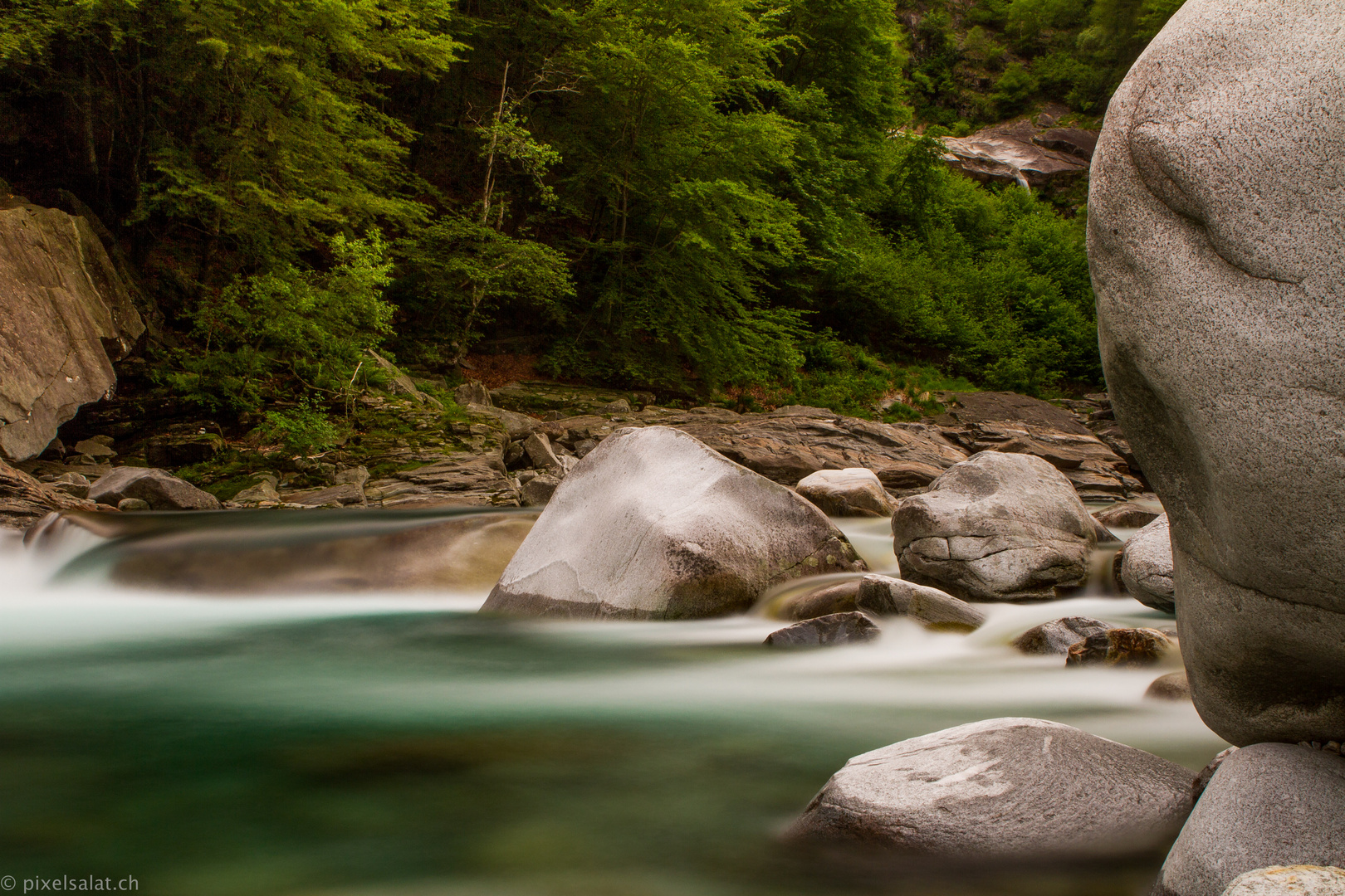 Langzeitaufnahme der Verzasca. Im Tessin der Schweiz