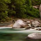 Langzeitaufnahme der Verzasca. Im Tessin der Schweiz