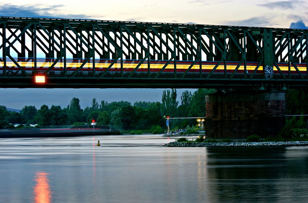 Langzeitaufnahme zu Wasser und auf Schienen