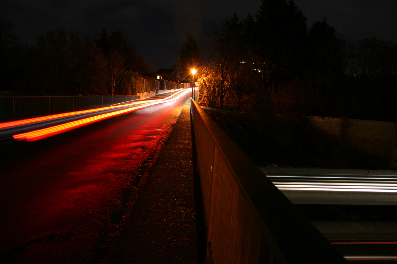 Langzeitbelicht auf der Autobahnbrücke