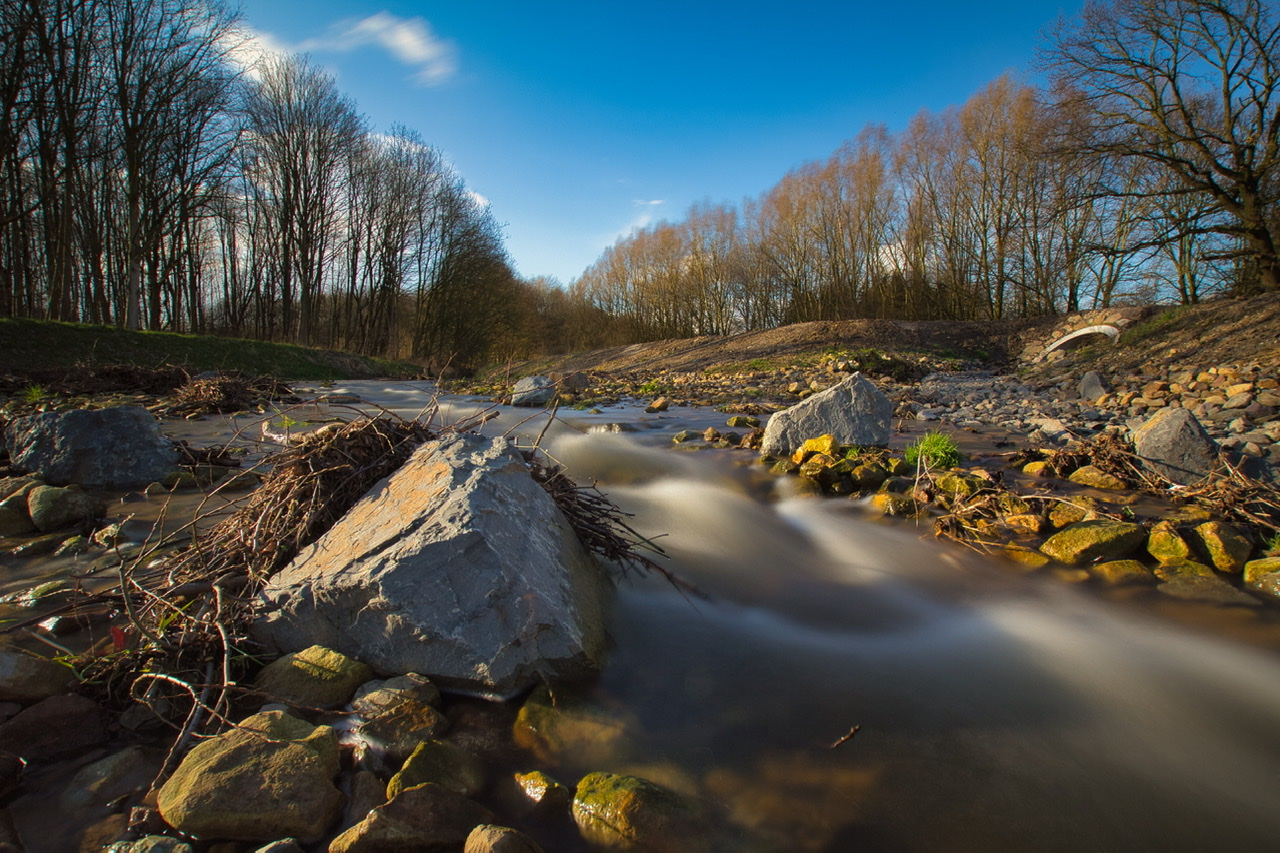 Langzeitbelichtung am Bach 