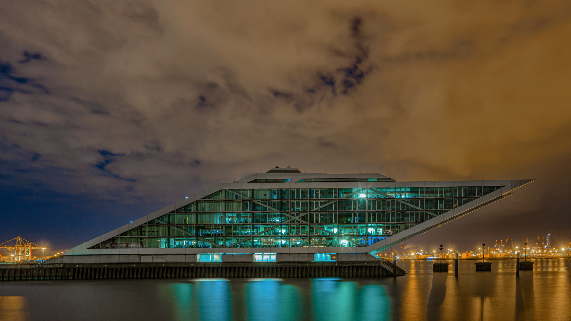 Langzeitbelichtung am Dockland in Hamburg 