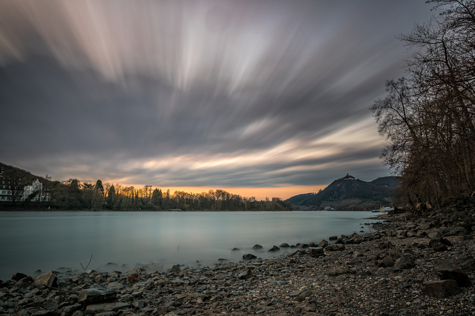 Langzeitbelichtung am Rhein