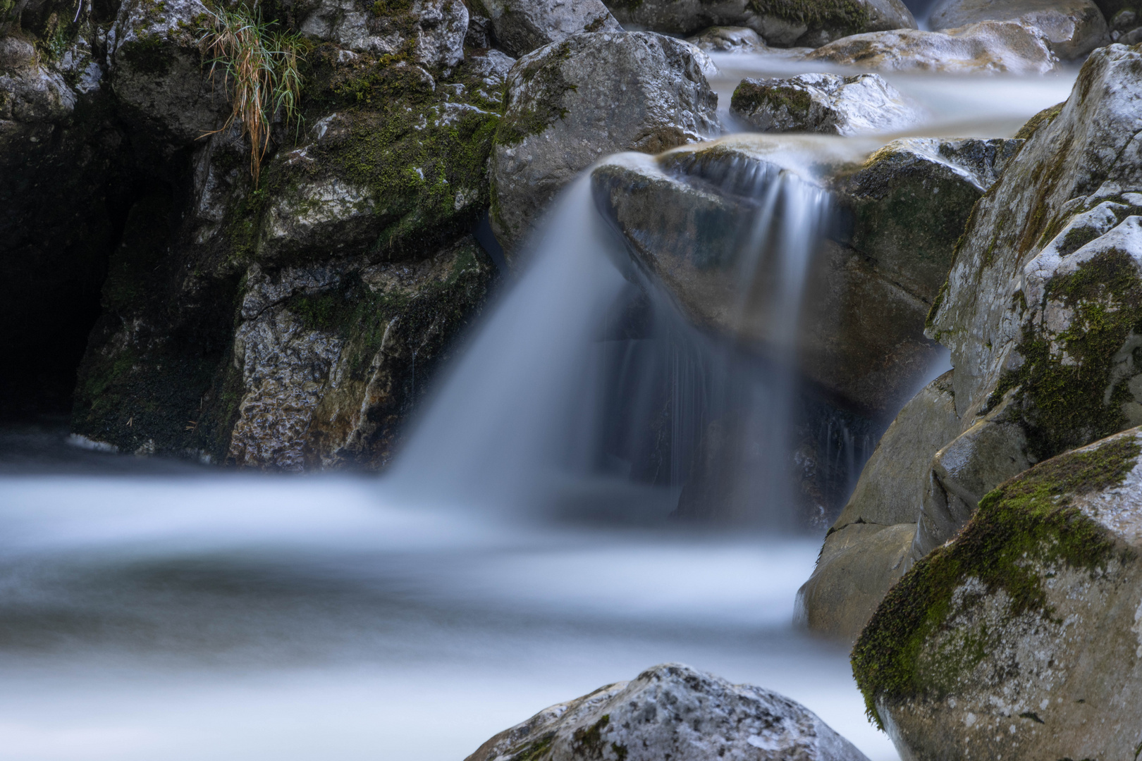 Langzeitbelichtung am Wasserlauf