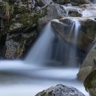 Langzeitbelichtung am Wasserlauf