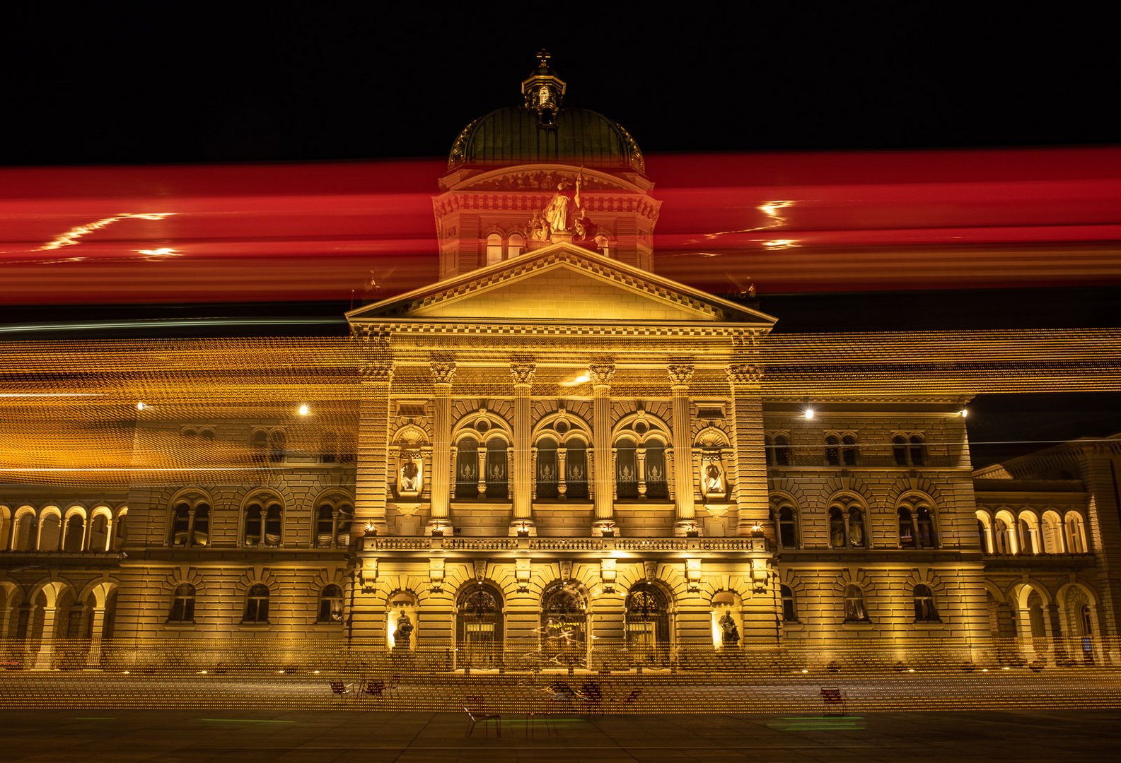 Langzeitbelichtung Bundeshaus Bern und Bus