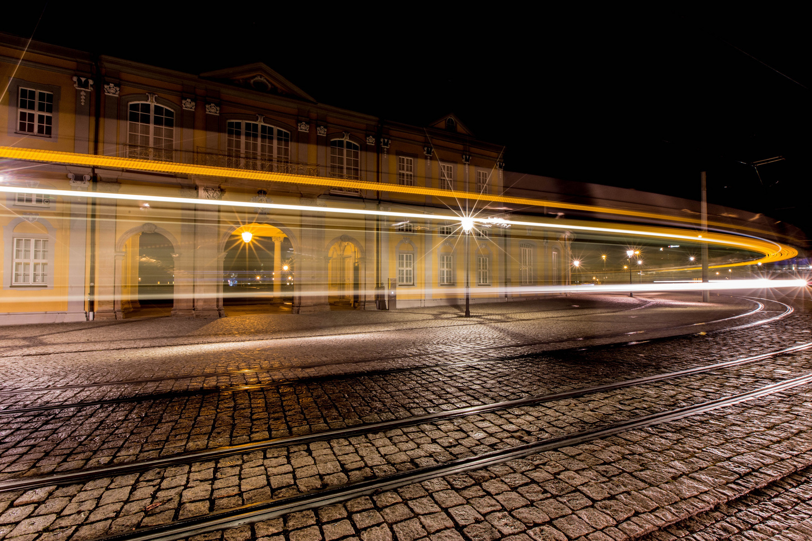 Langzeitbelichtung der Straßenbahn an der Orangerie in Gera