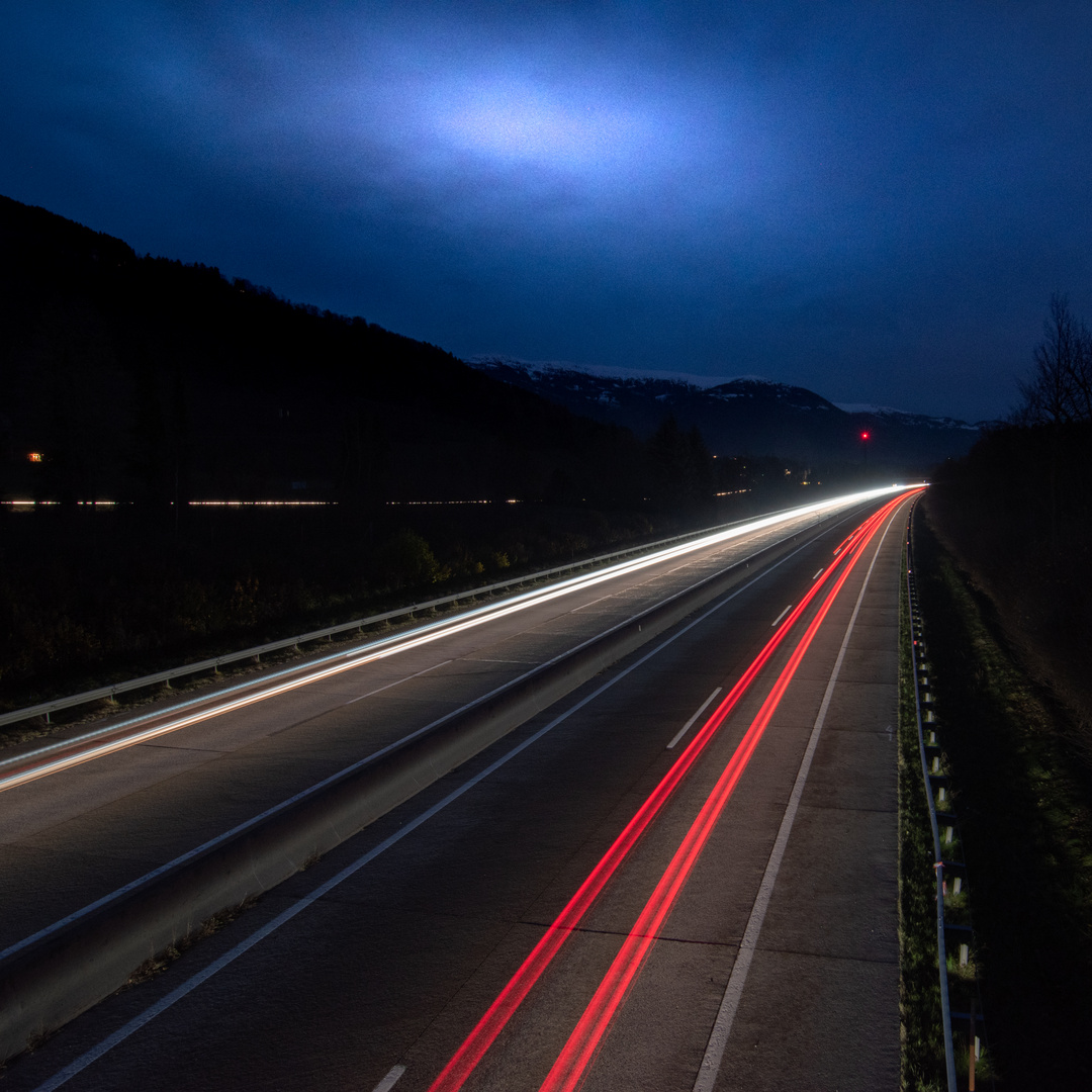 Langzeitbelichtung der Tauernautobahn in Kärnten