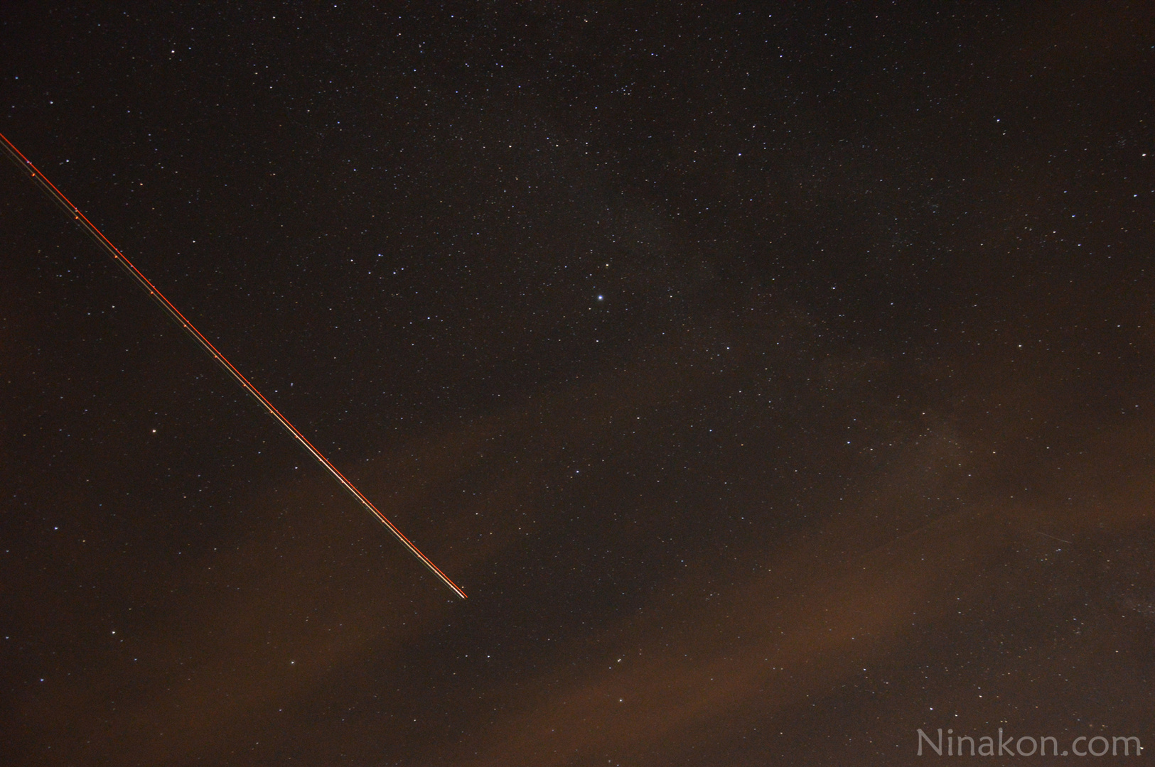 Langzeitbelichtung Flugzeug bei Nacht