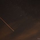 Langzeitbelichtung Flugzeug bei Nacht