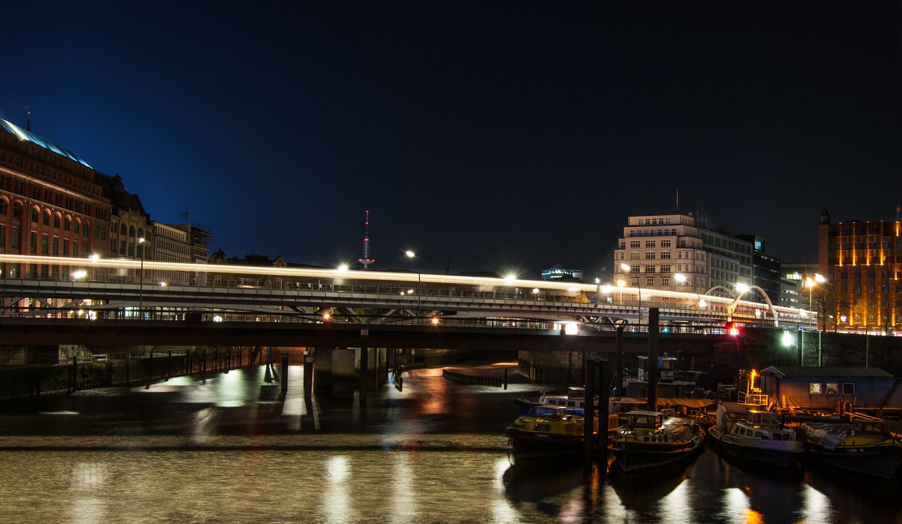 Langzeitbelichtung Hamburg, Anfahrt vor Landungsbrücken