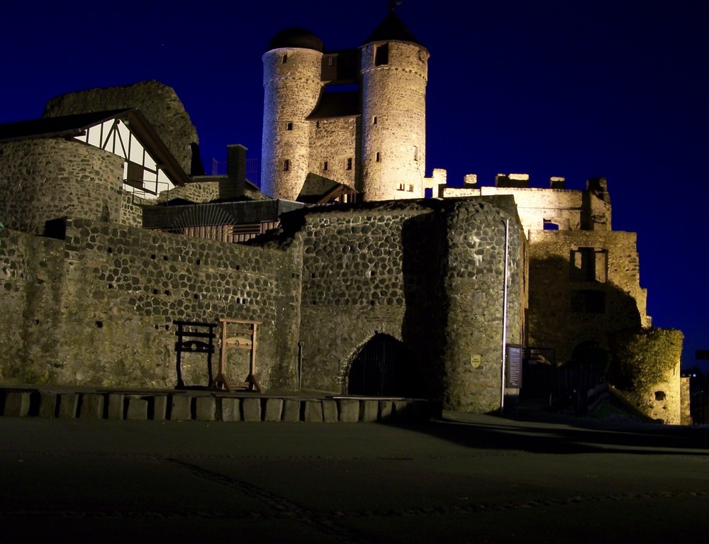 Langzeitbelichtung im Burghof der Burg Greifenstein in Mittelhessen