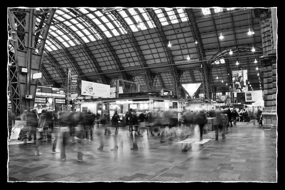 Langzeitbelichtung in der Haupthalle des Hauptbahnhofs Frankfurt/M