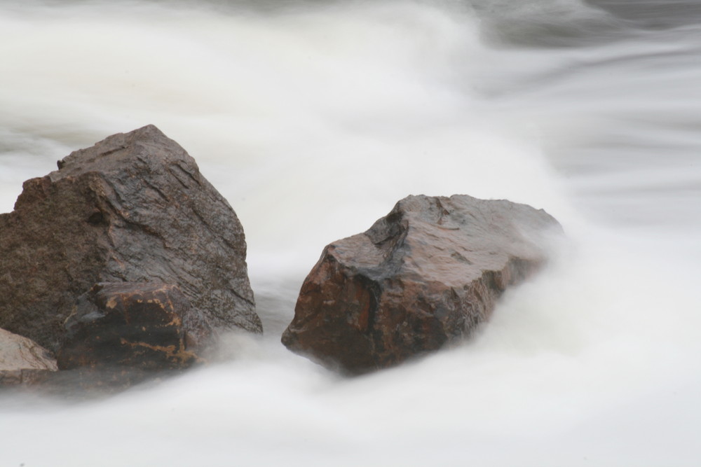 Langzeitbelichtung Steine im Wasser