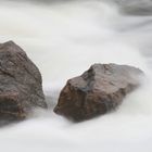 Langzeitbelichtung Steine im Wasser