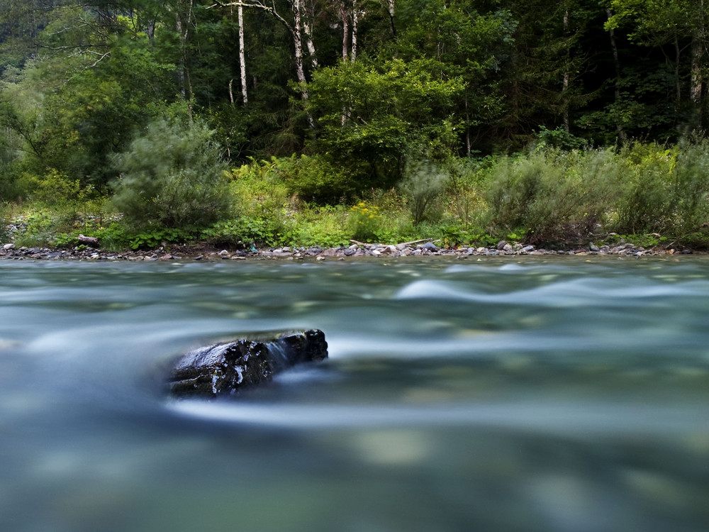 Langzeitbelichtung Steinrausche im Fluss