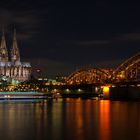 Langzeitbelichtung vom Kölner Dom und dem Rhein