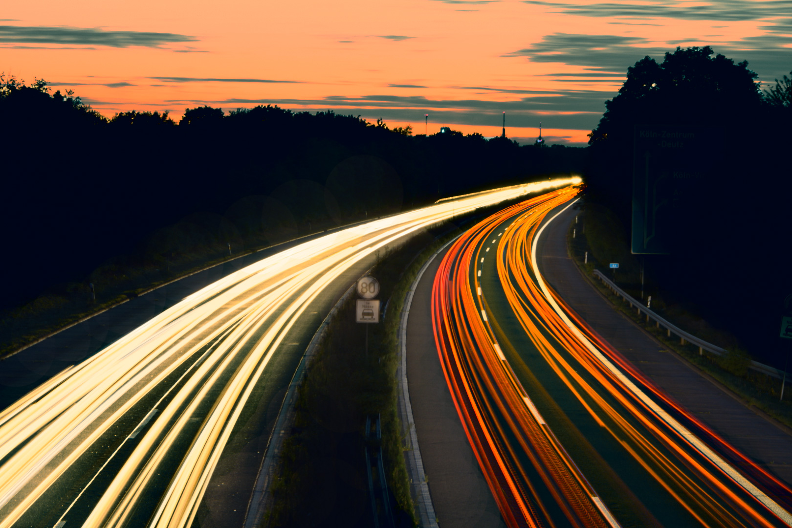 Langzeitbelichtung von der Autobahn in der Dämmerung