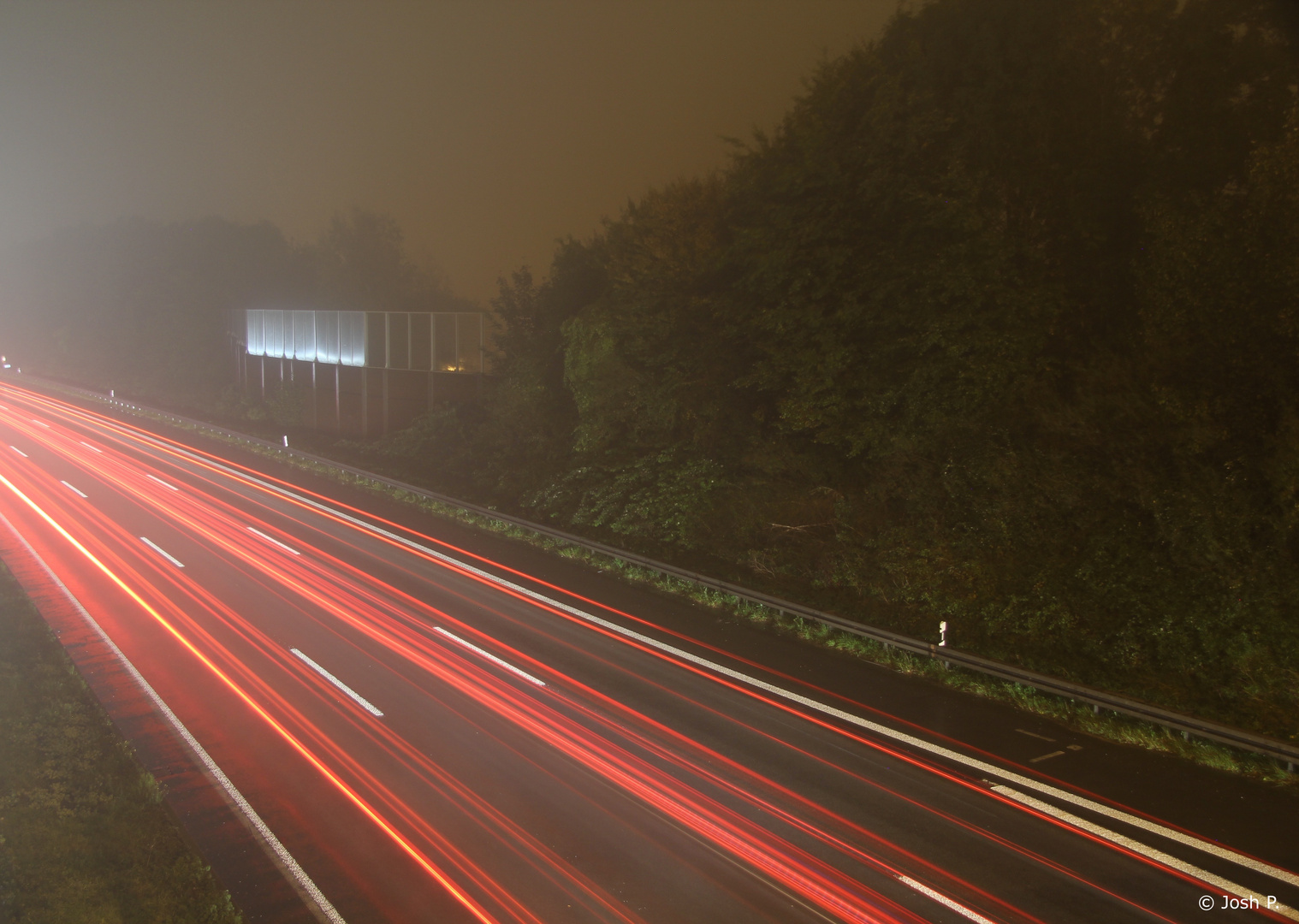 Langzeitbelichtung von der Autobahnbrücke im Nebel