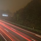 Langzeitbelichtung von der Autobahnbrücke im Nebel