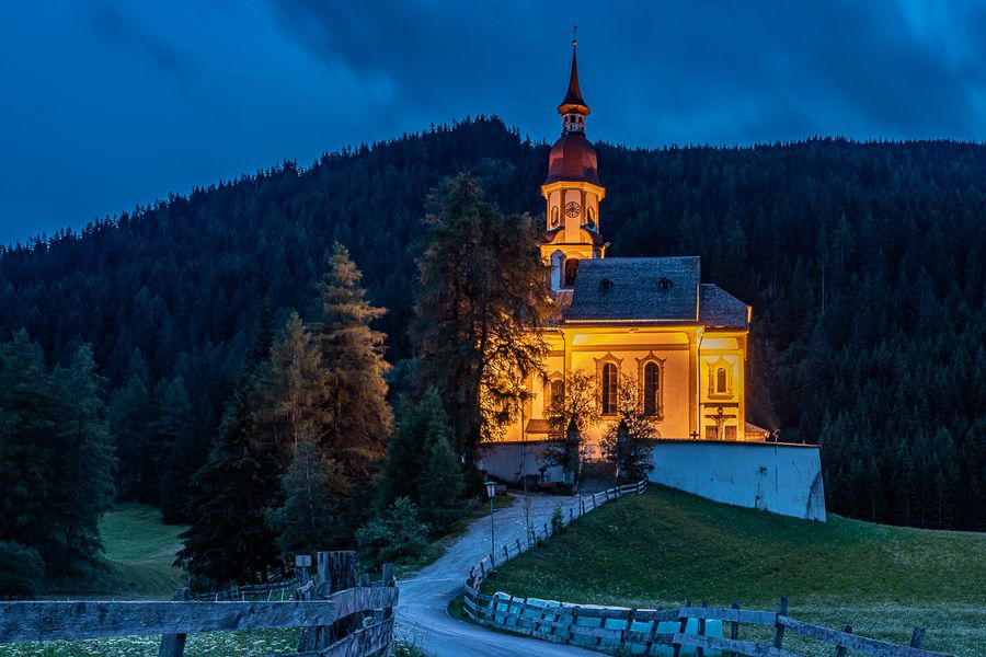 LANGZEITBELICHTUNG VON KAPELLE IN OBERNBERG