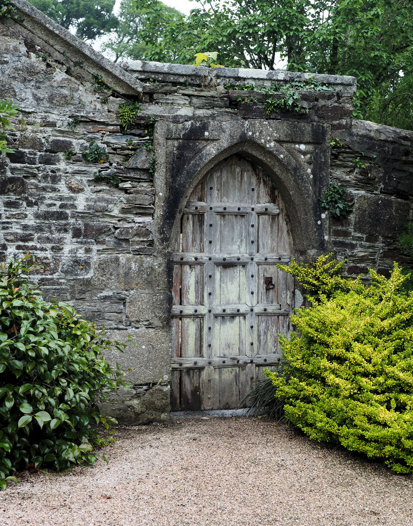 Lanhydrock House Tor der Kirche.... 