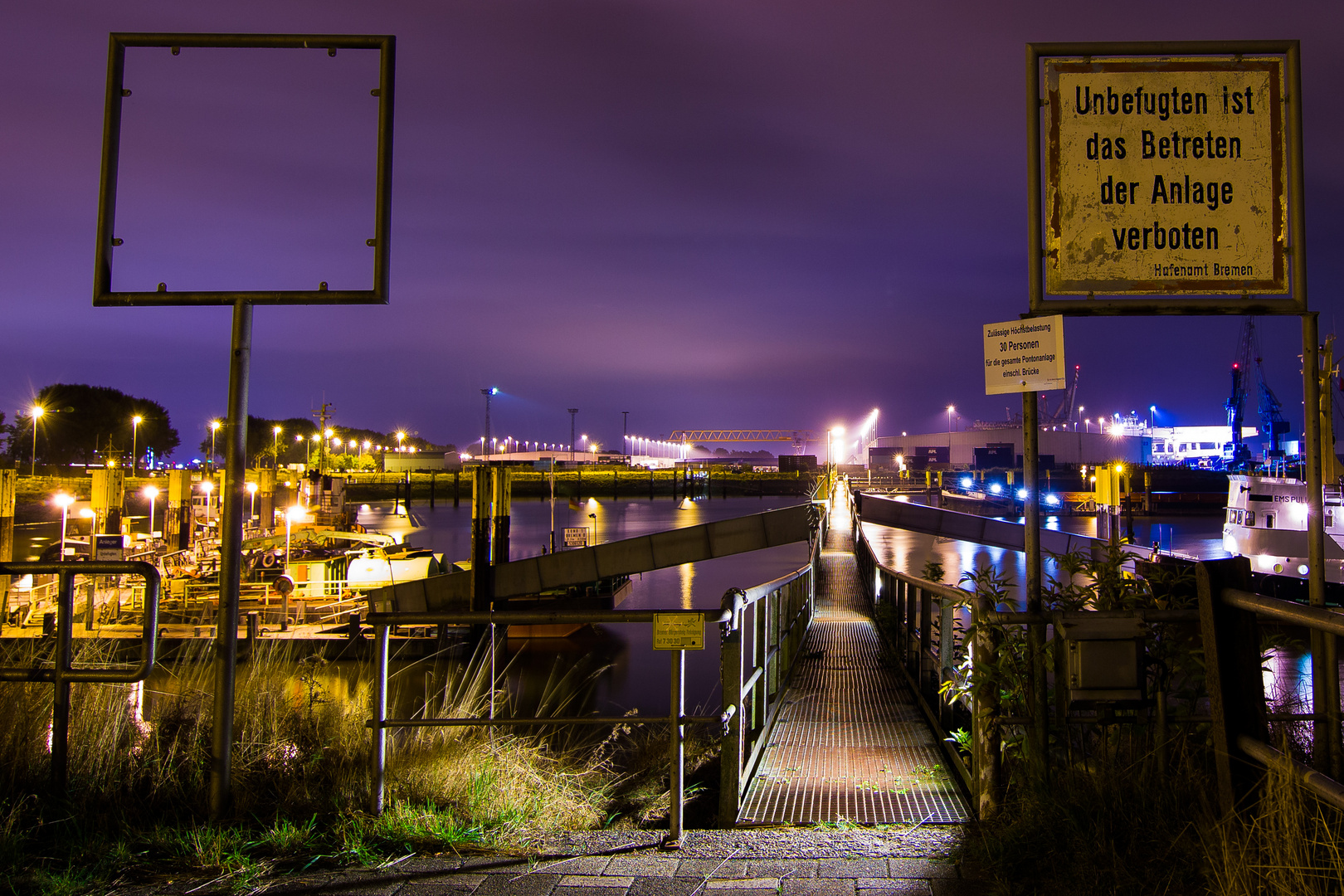 Lankenauer Hafen Bremen bei Nacht