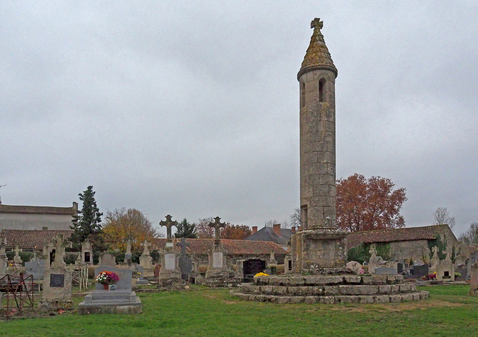 Lanterne des morts au cimetière de Château-Larcher (Vienne)