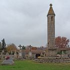 Lanterne des morts au cimetière de Château-Larcher (Vienne)