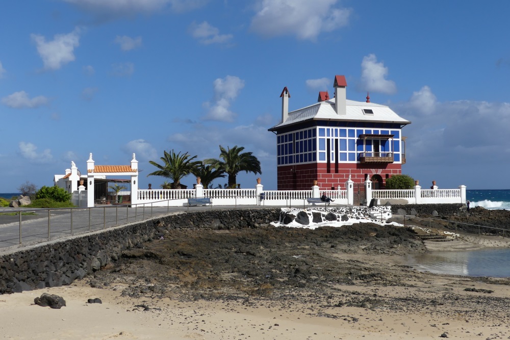 Lanzarote 2016 / "Blaues Haus" (Casa Juanita), das Wahrzeichen von Arrieta