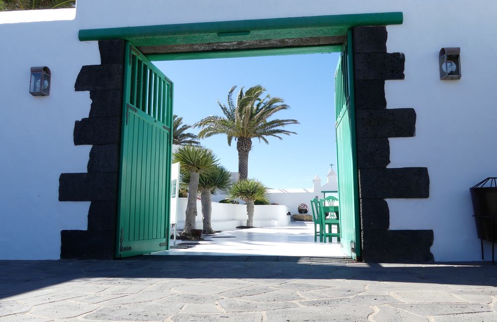 Lanzarote 2019 (8) - Blick durch's Tor ...