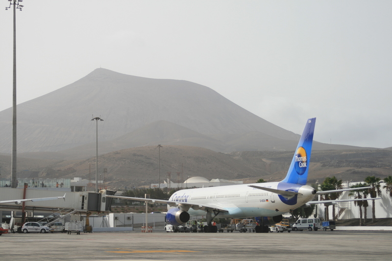 Lanzarote - B757-300 möchte auch ein wenig Sightseeing... /La B757-300 quiere ver más de la isla!